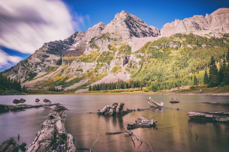 Free Image of Lake Surrounded by Mountains and Trees 