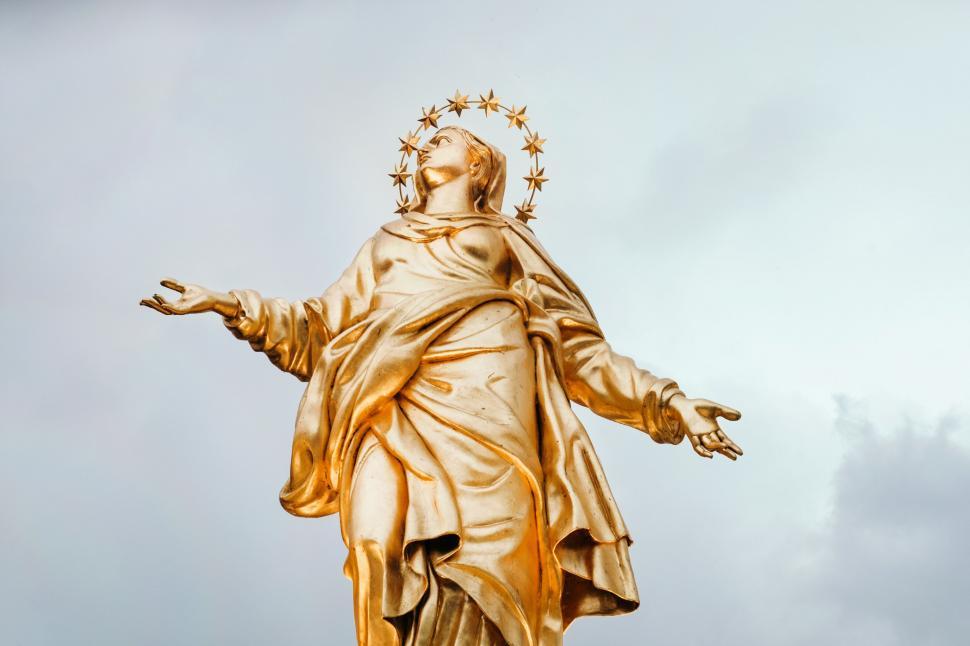 Free Image of Statue of Woman With Crown 