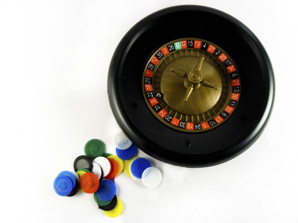 Free Image of Roulette wheel with chips 