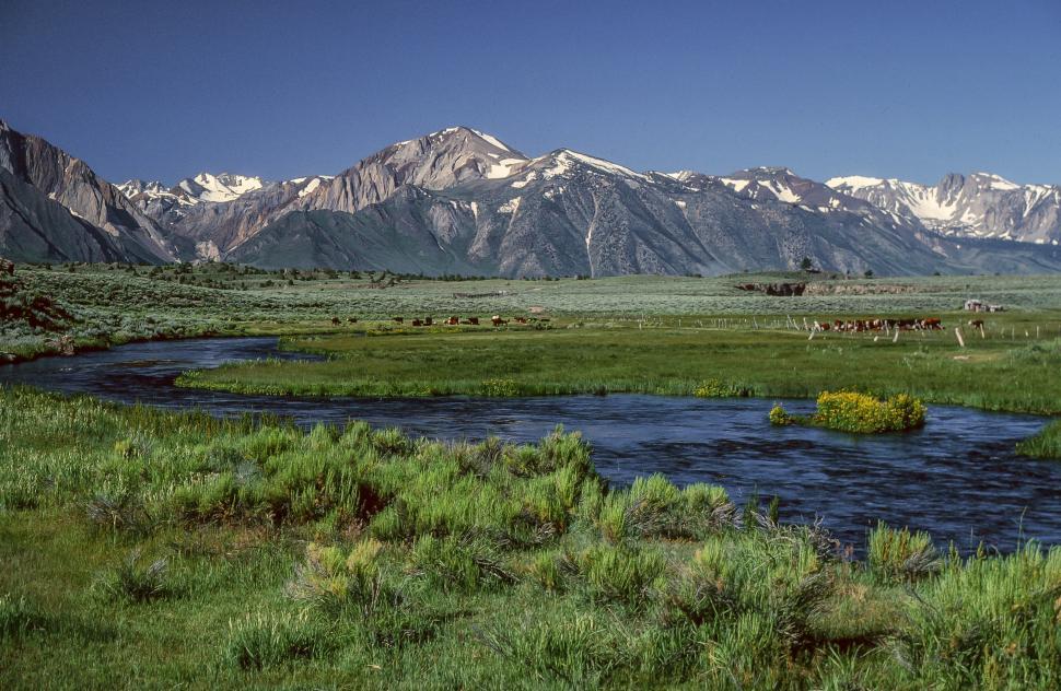Free Image of Lake and mountain range 