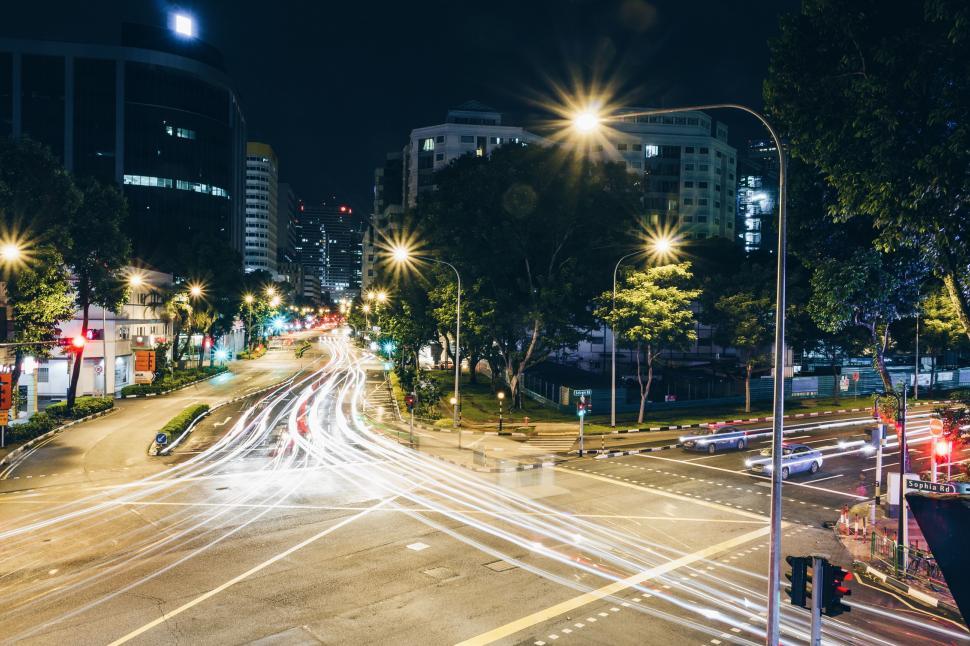 Free Image of Bustling City Street With Heavy Traffic at Night 