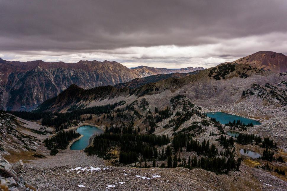 Free Image of Majestic Mountain Range Overlooking Pristine Lake 