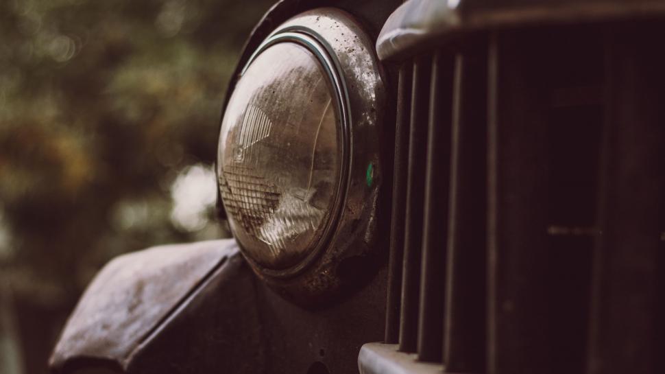 Free Image of Close Up of the Front of an Old Car 