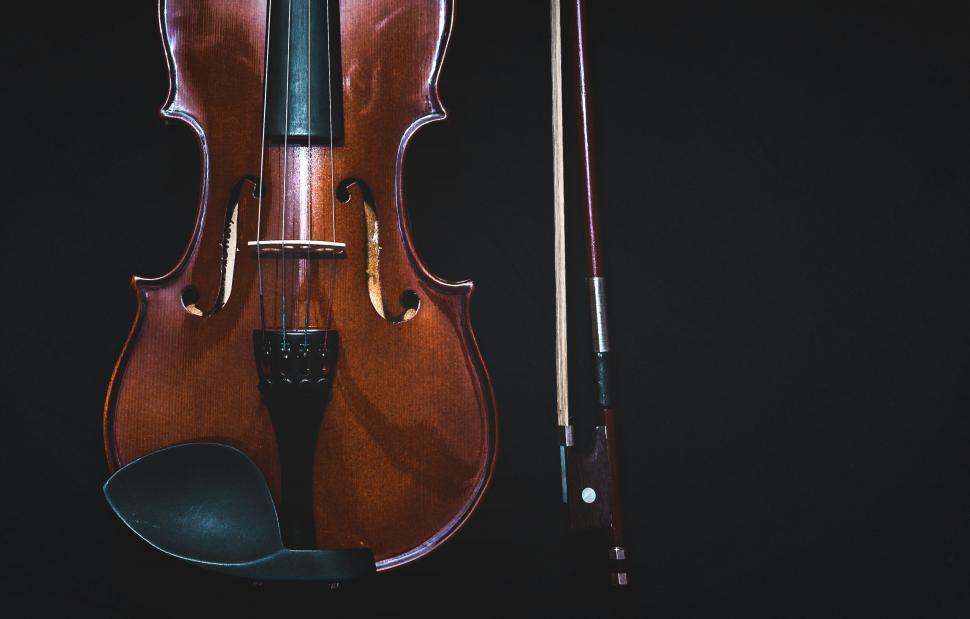 Free Image of Violin, Bow, and Microphone Setup 