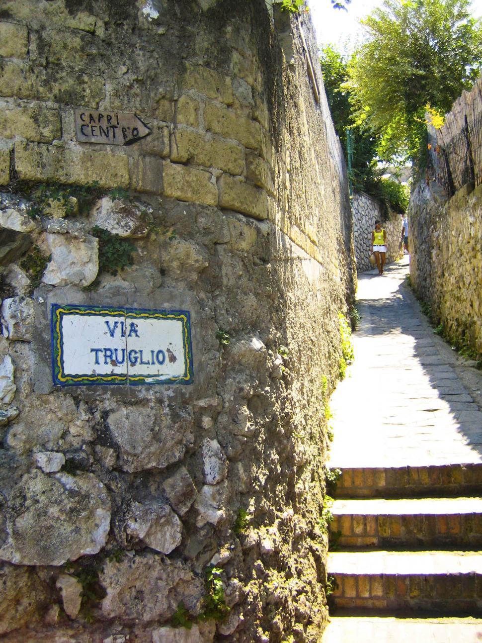 Free Image of old street in Capri 