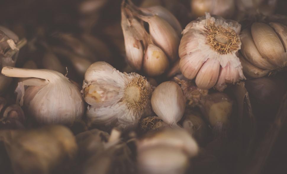 Free Image of Pile of Garlic on Table 