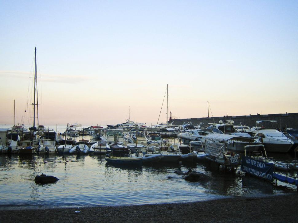 Free Image of boats in harbour - many boats 