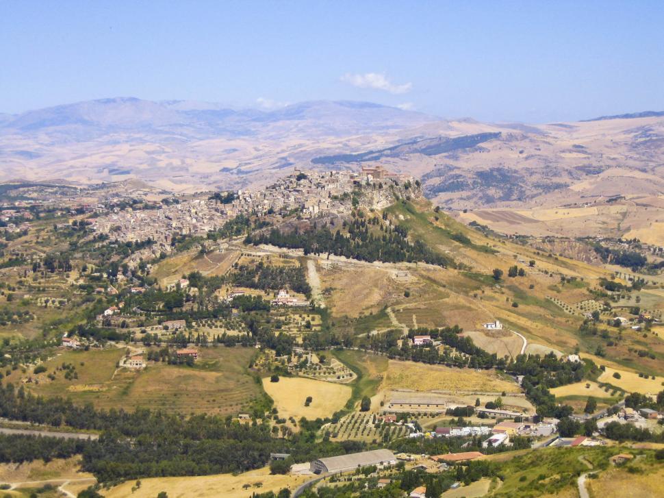 Free Image of Sicilian hilltop village 