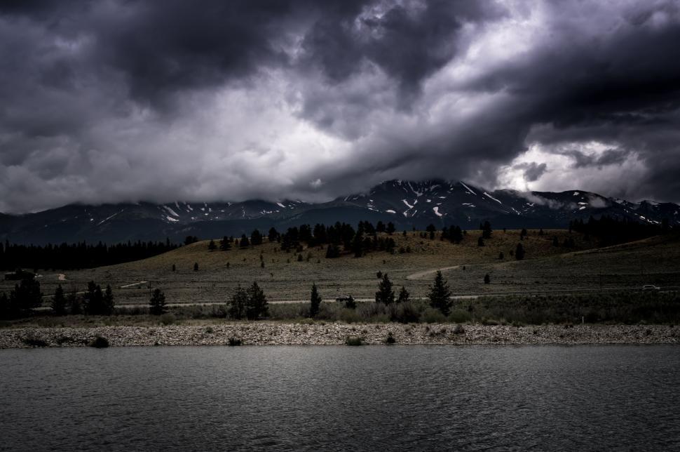 Free Image of Expansive Waterbody Beneath Overcast Sky 