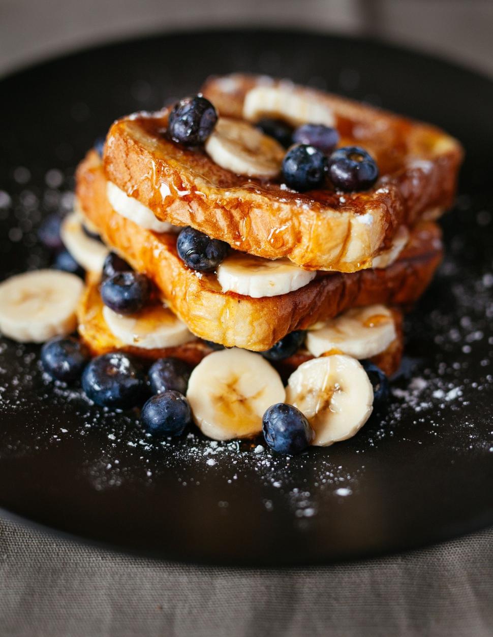 Free Image of Black Plate With Bananas and Blueberries 