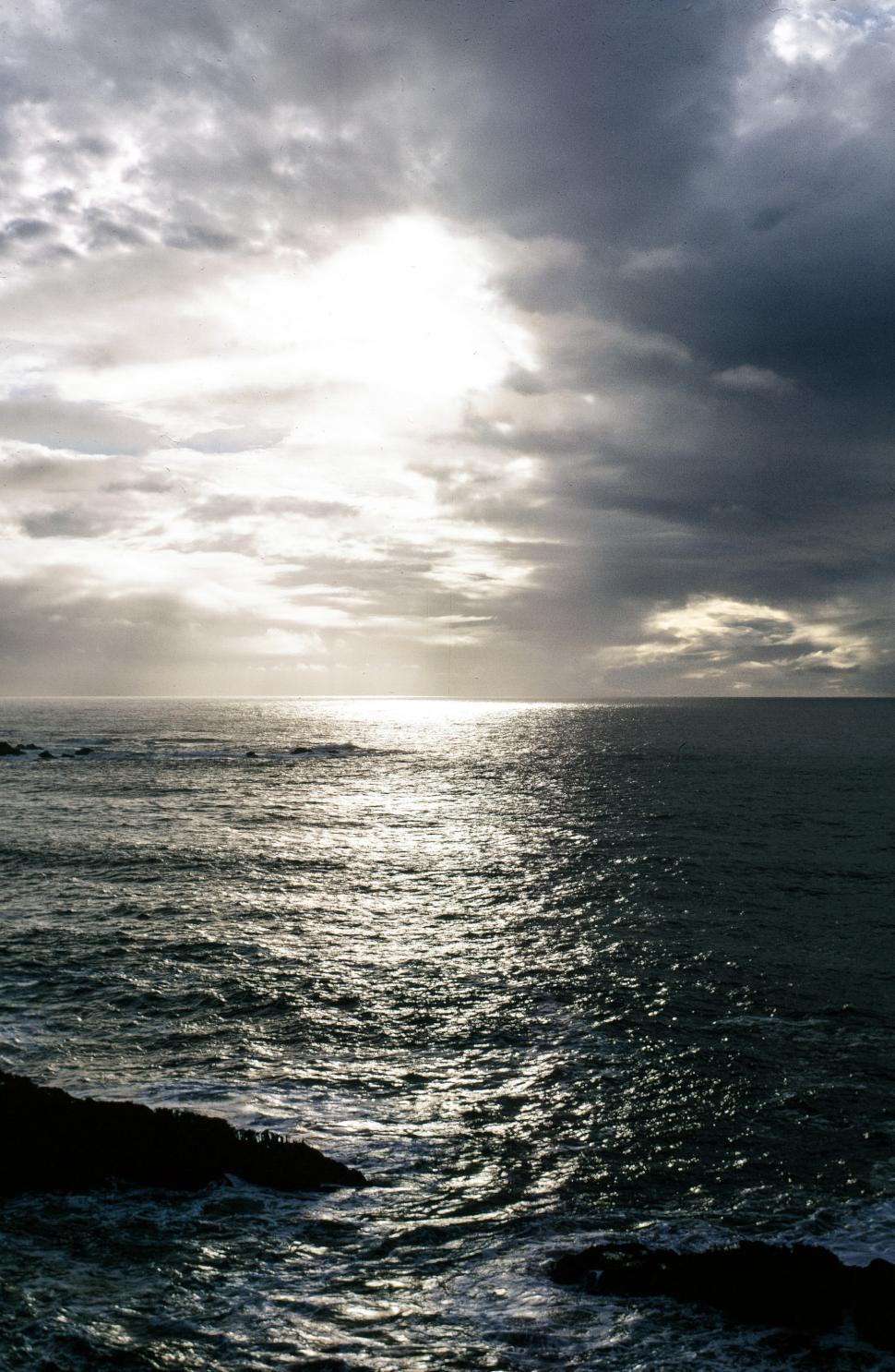 Free Image of Sunbeam and wide ocean 