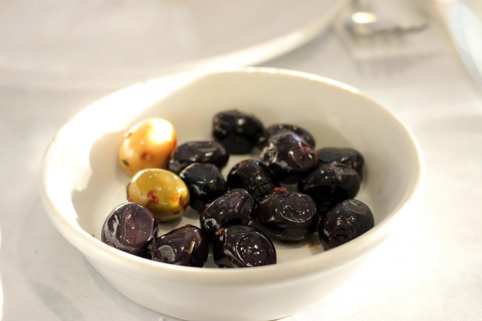 Free Image of Bowl of black olives  