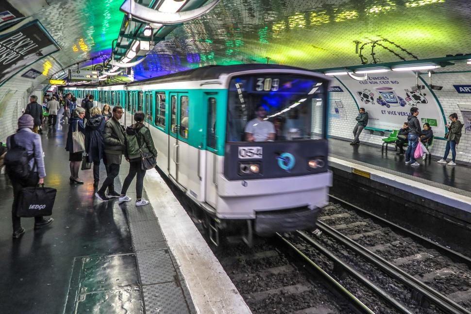 Free Image of Train entering Paris metro station 