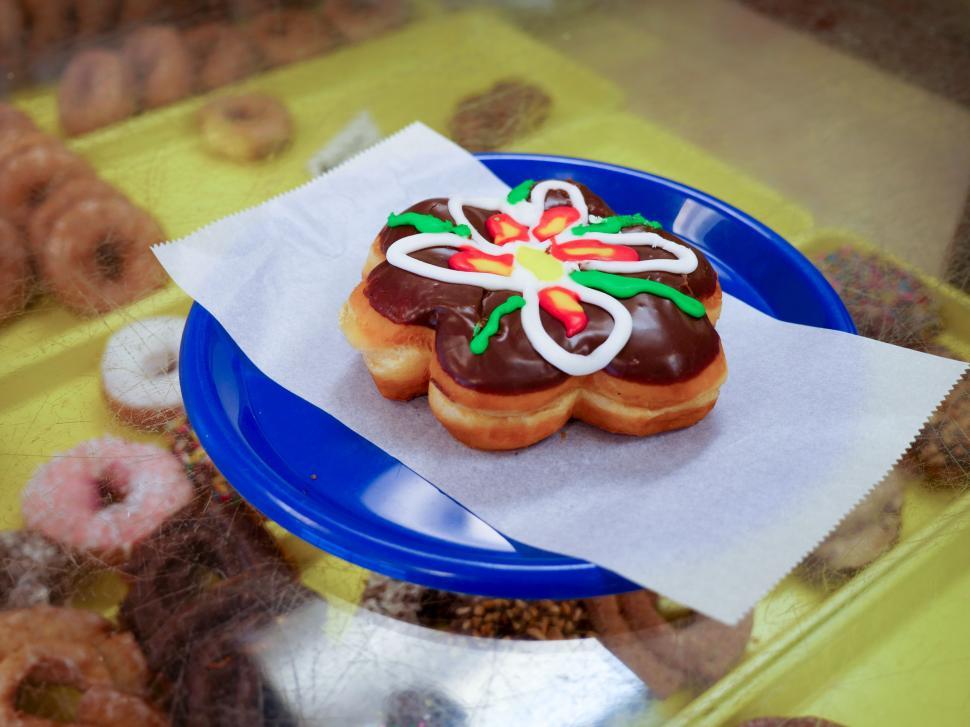 Free Image of Flower donut on a blue plate. 