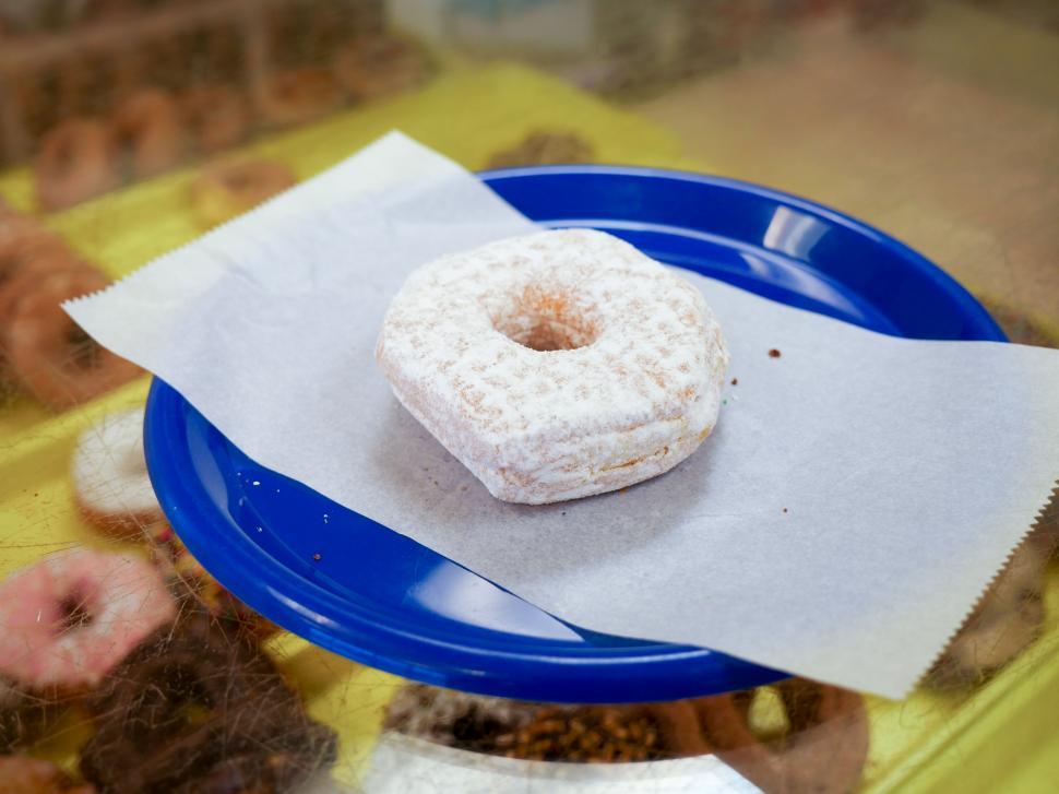 Free Image of Powdered donut 