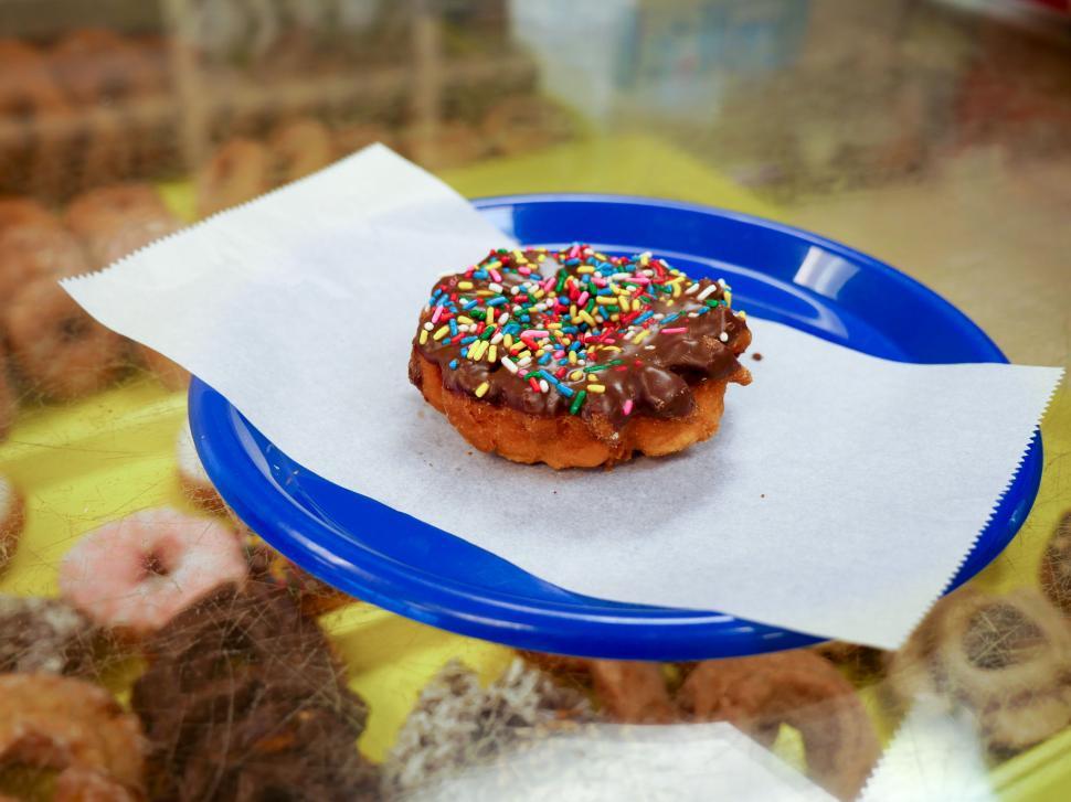 Free Image of Cake donut with sprinkles  