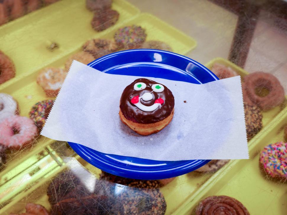 Free Image of Smiley face donut 