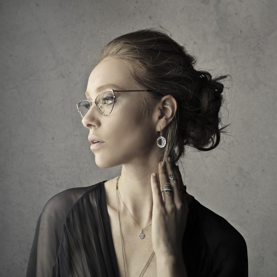 Free Image of Elegant fashionable woman with jewelry 