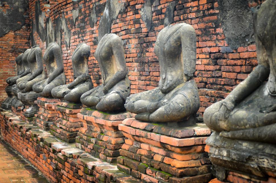 Free Image of Row of Buddha Statue  
