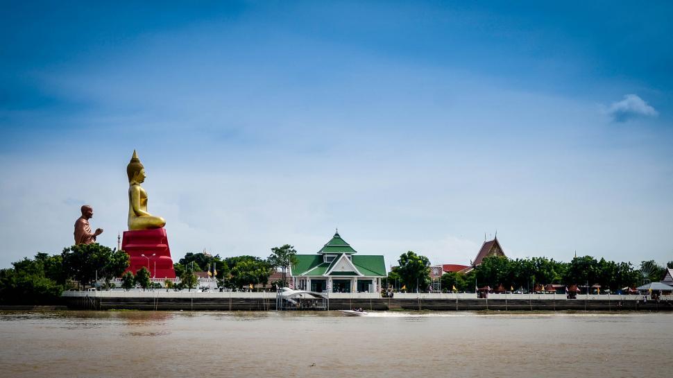 Free Image of buddha Statue on waterfront 