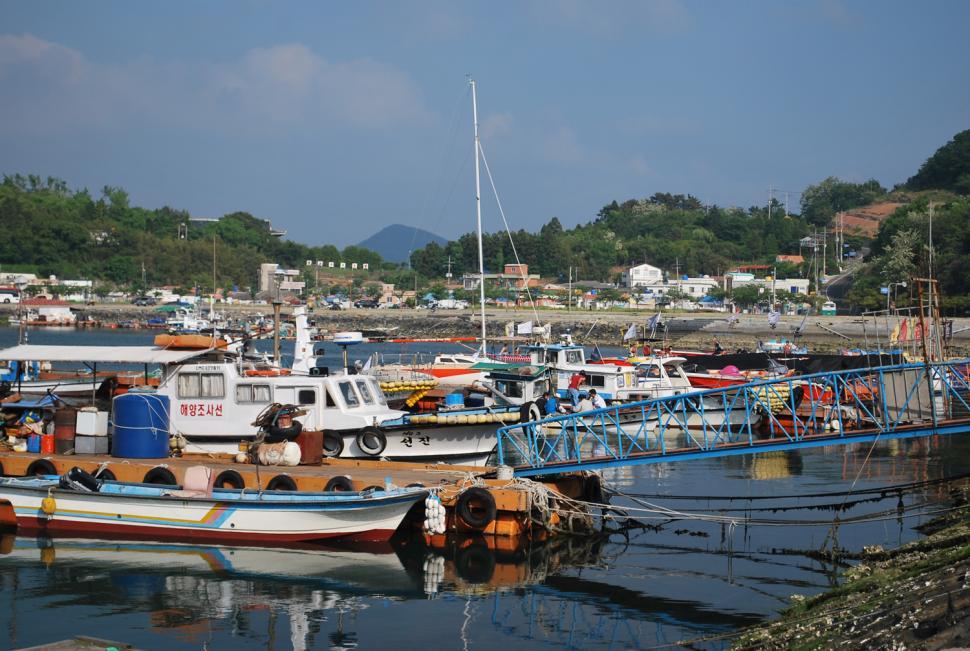 Free Image of Boats by the pier 