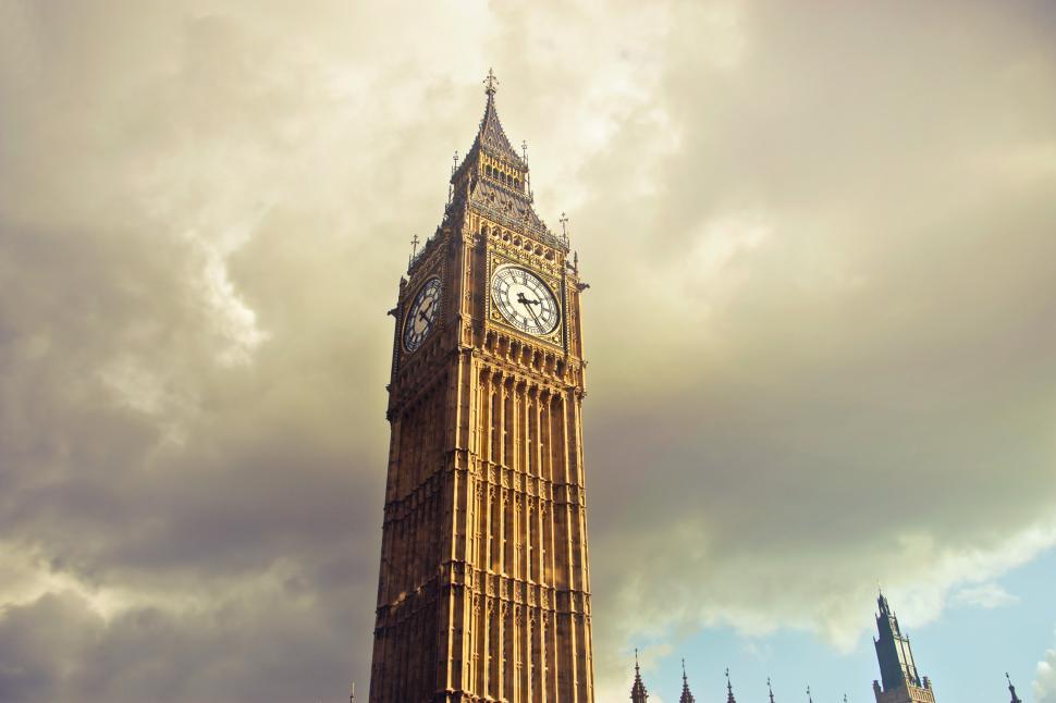Free Image of Low Angle View Of Big Ben With Cloudy Sky in London, England 