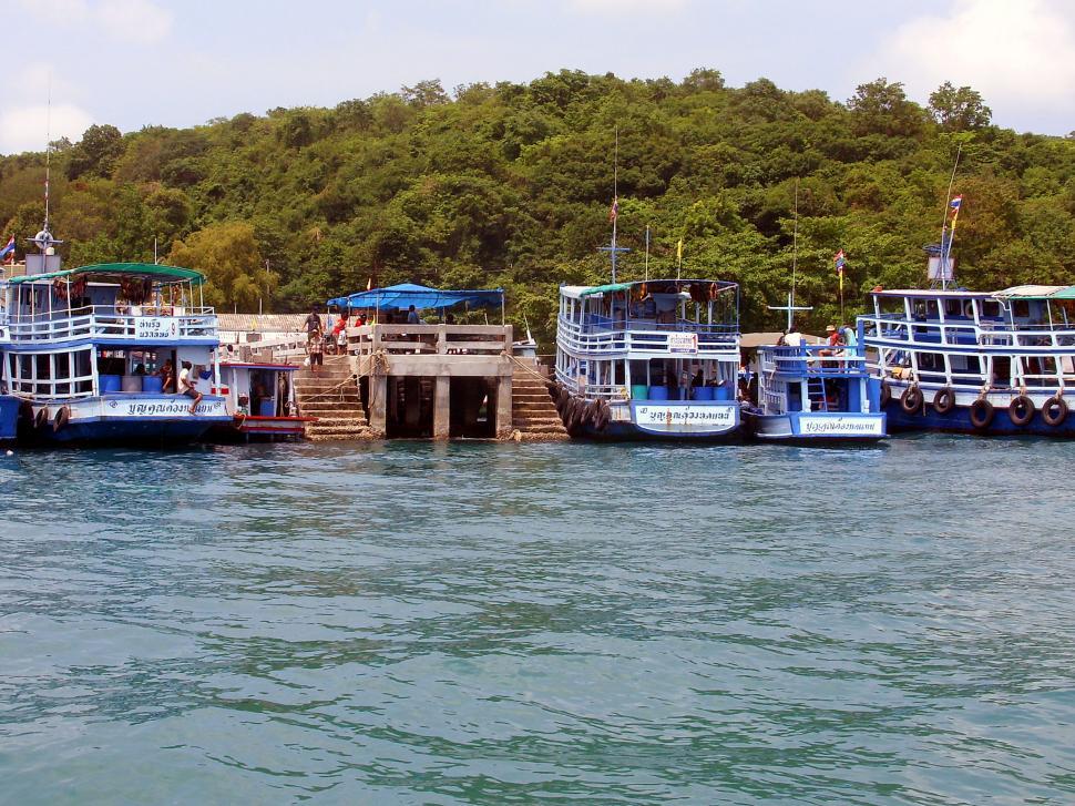Free Image of Docked Ferry boats 