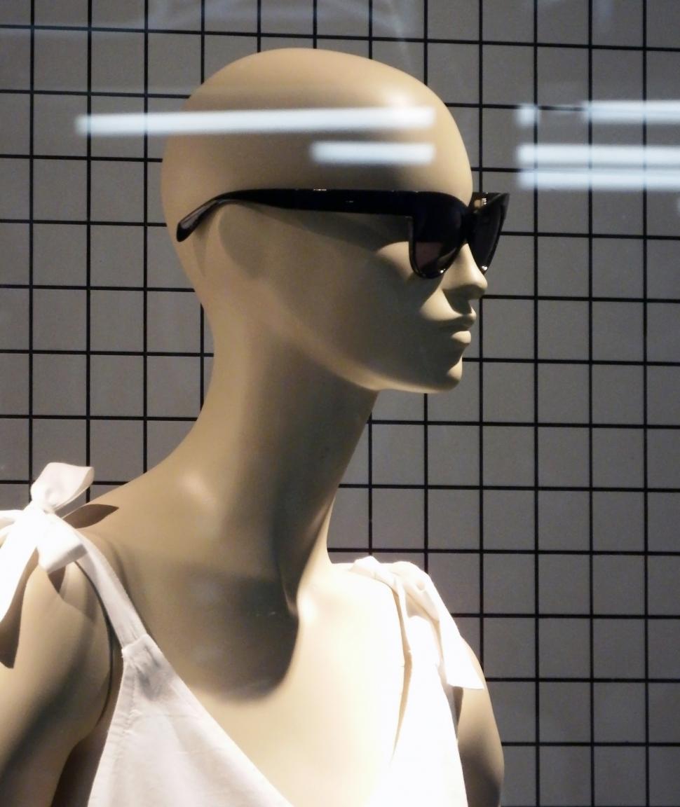 Free Image of Head of a female mannequin in a store  