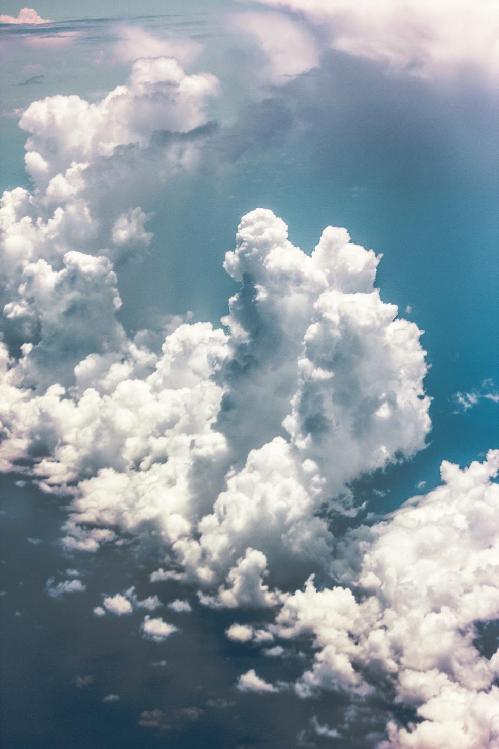 Free Image of Dreamy cloud formation 