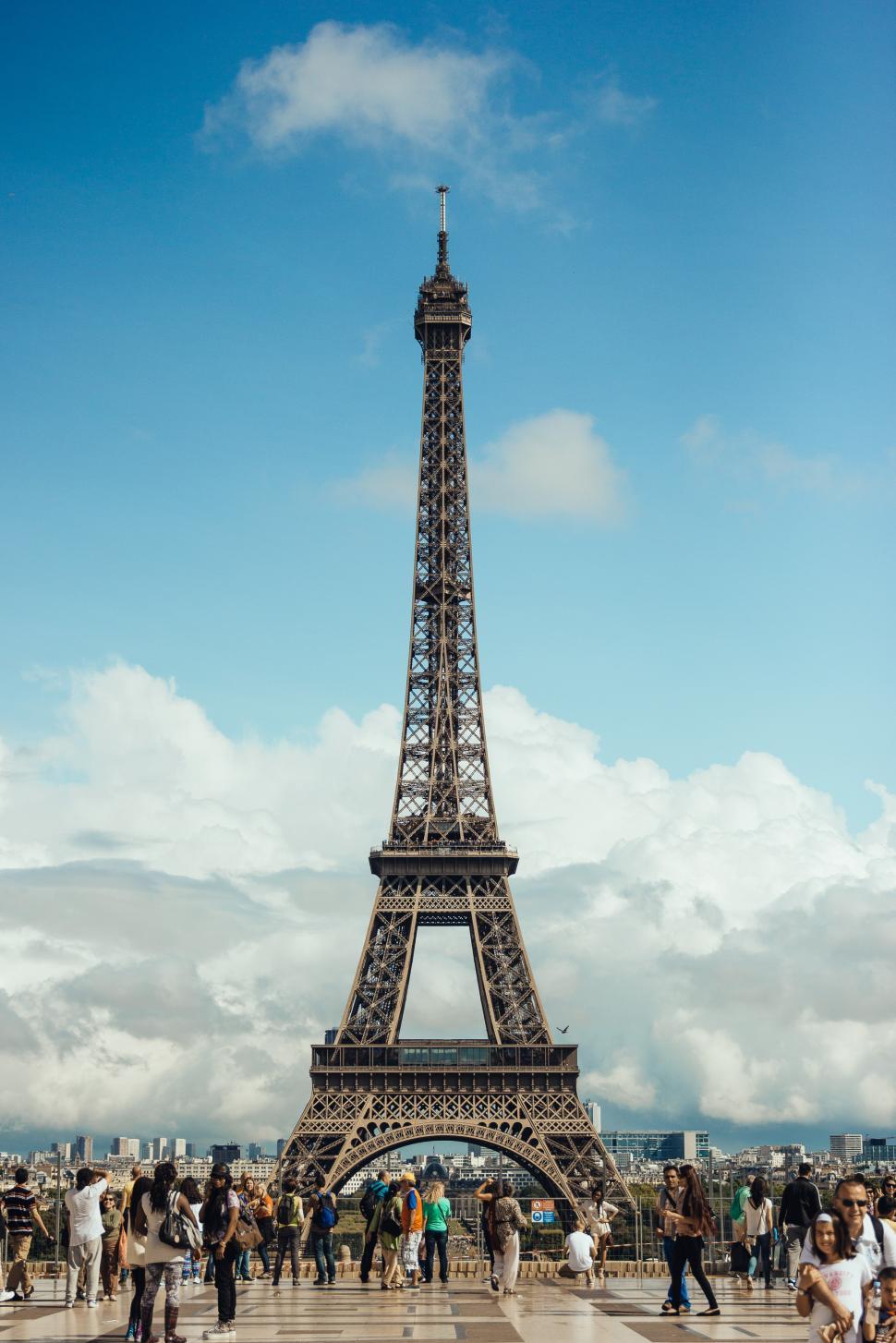 Free Image of Tourists at Eiffel tower 