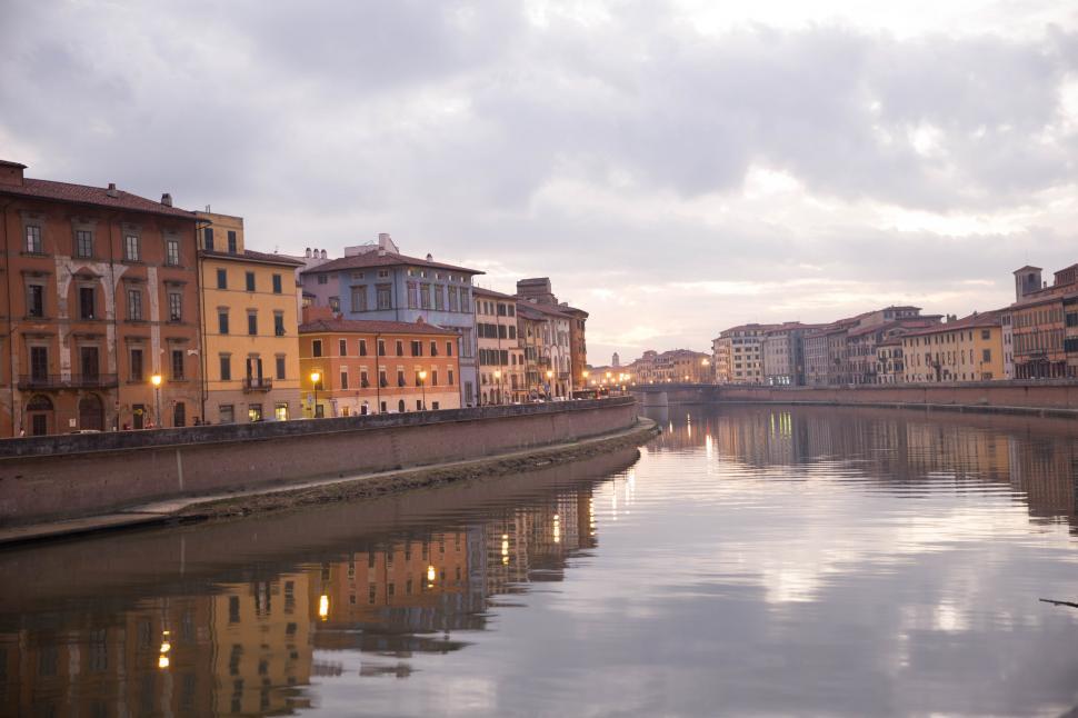 Free Image of A view of river Arno, Italy in the evening 