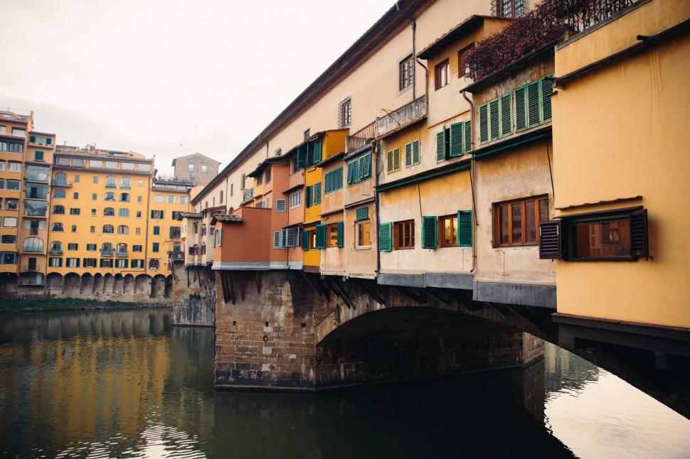 Free Image of A bridge over a river in Florence, Italy 