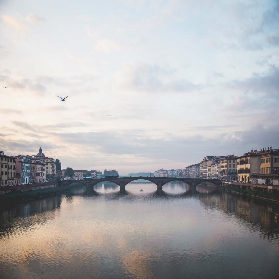 Free Image of A bridge over Arno river in Florence, Italy 