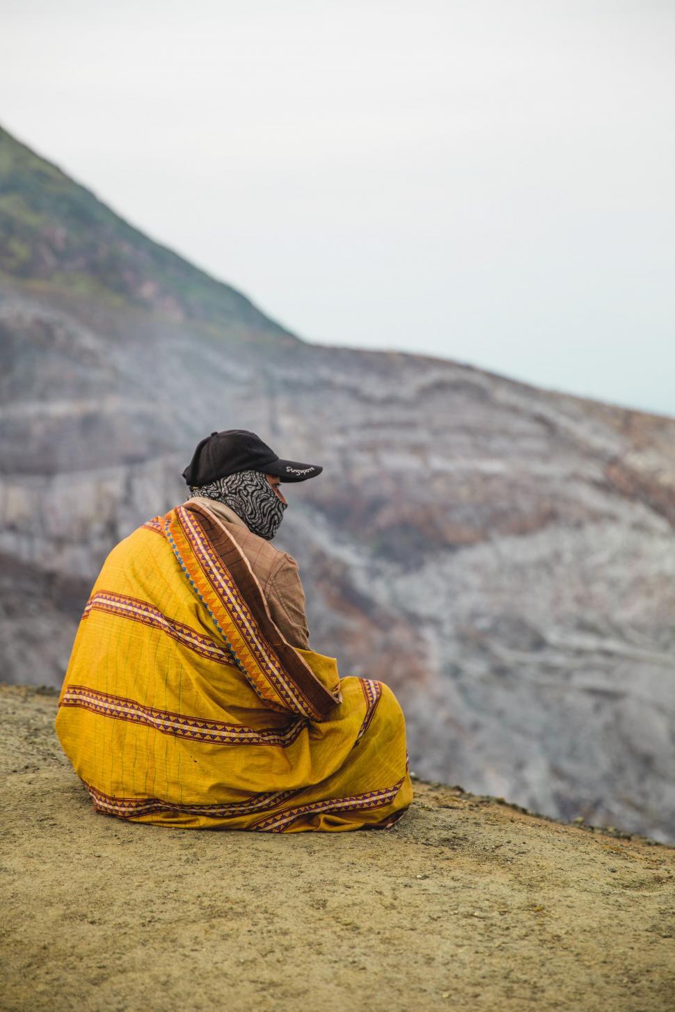 Free Image of A cliff watcher on a cold day 