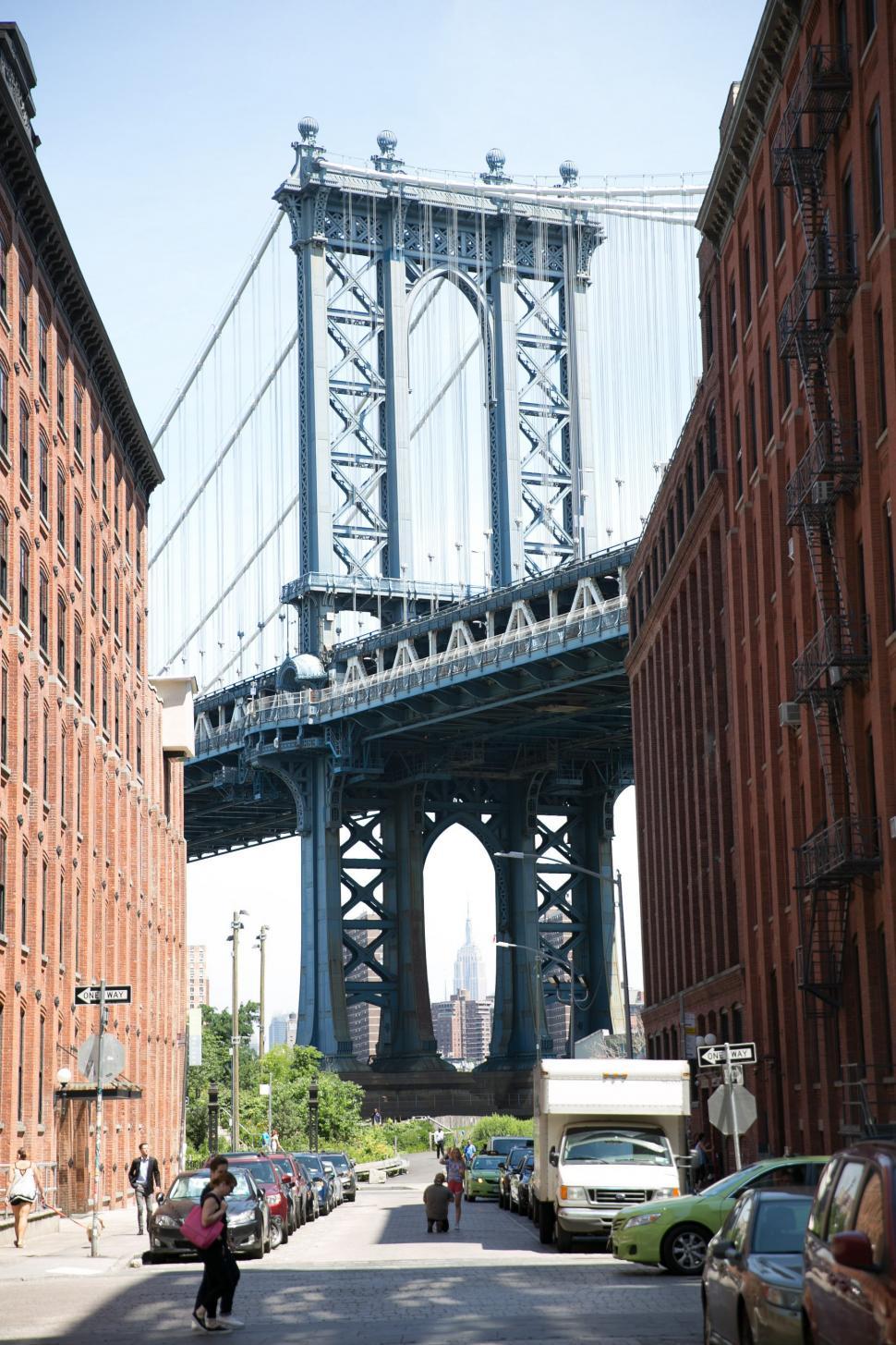 Free Image of A view of Manhattan Bridge from a busy neighbourhood 