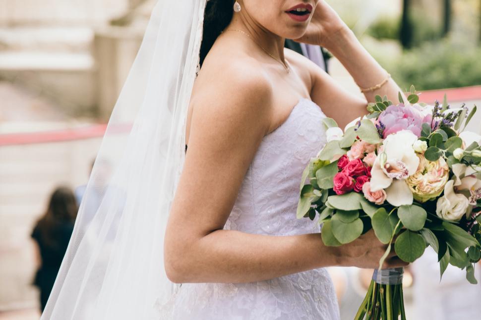 Free Image of Bride holding flower bouquet 