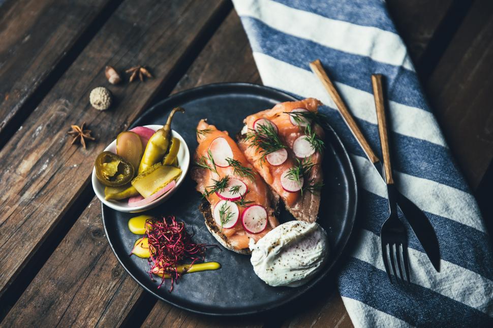 Free Image of Plated smoked salmon with pickles and sour cream 