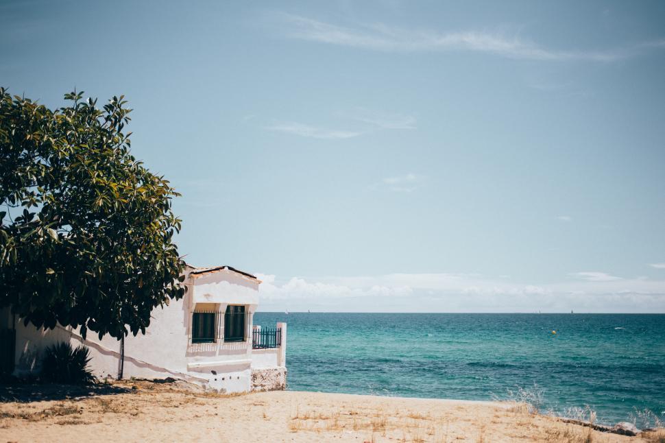 Free Image of An Oceanside villa 