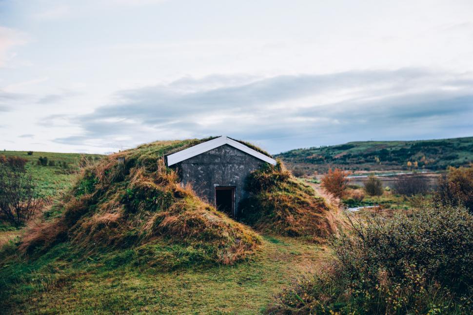 Free Image of A hut on a grassy hill in Iceland 