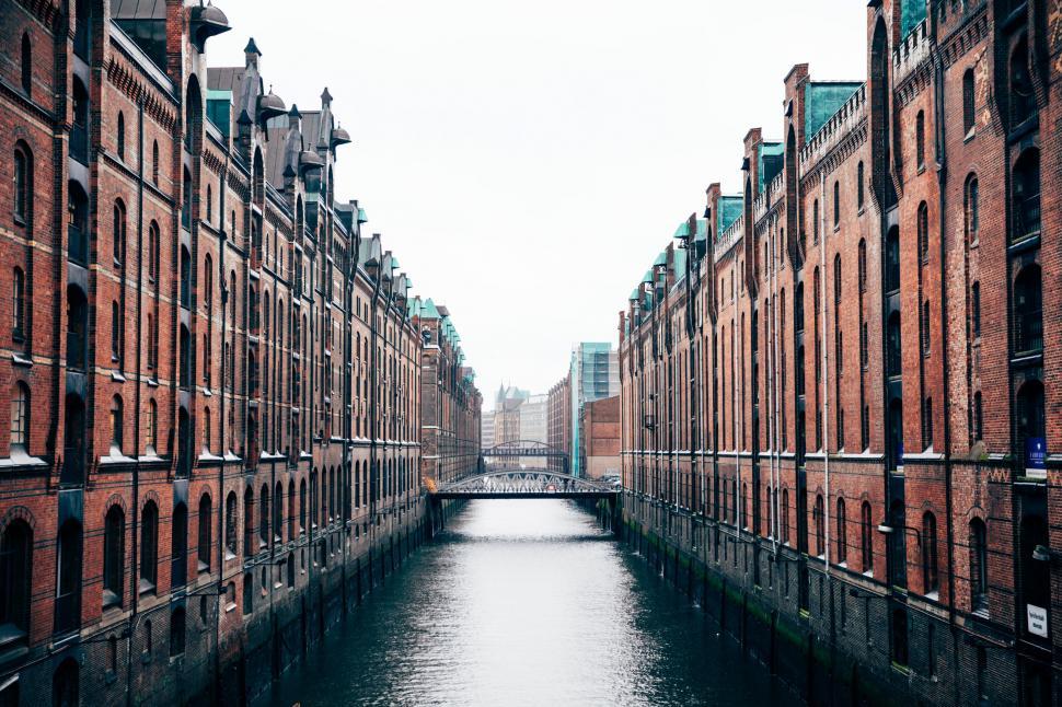 Free Image of Buildings along both sides of a river in Berlin 