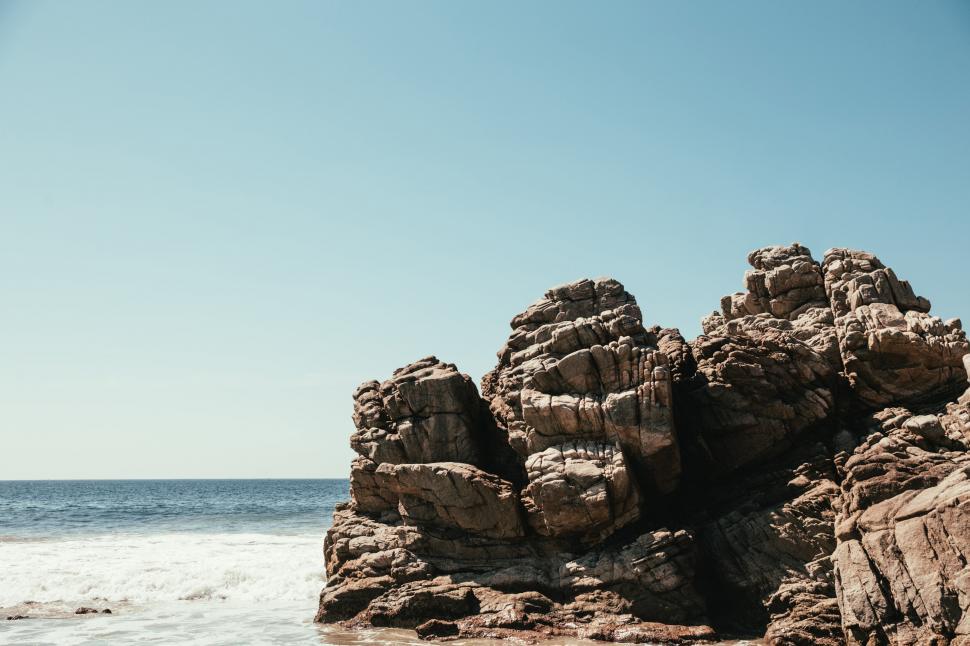 Free Image of A large rock on the beach 
