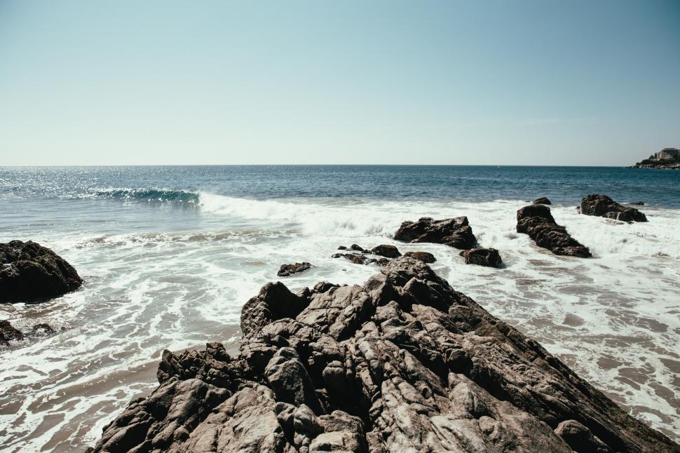 Free Image of Ocean waves crashing on rocks 