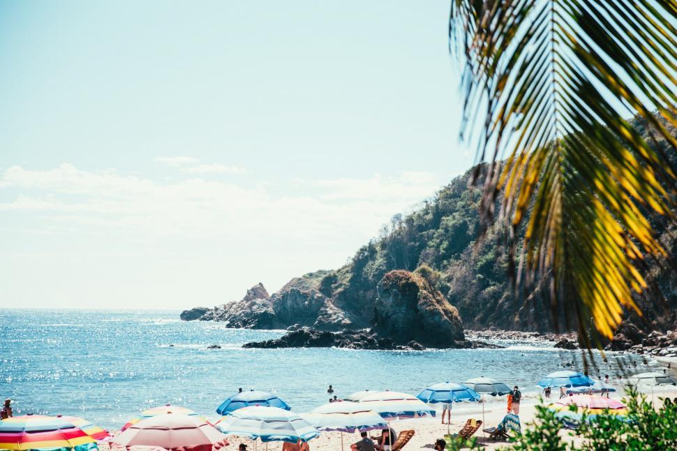 Free Image of A tropical beach near a cliff 
