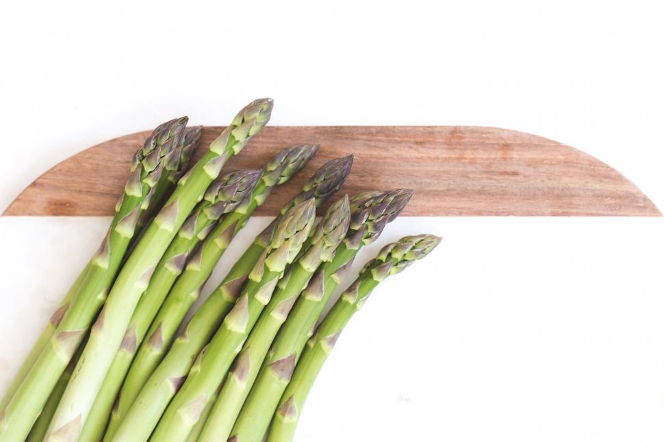 Free Image of A pile of fresh asparagus on cutting board 