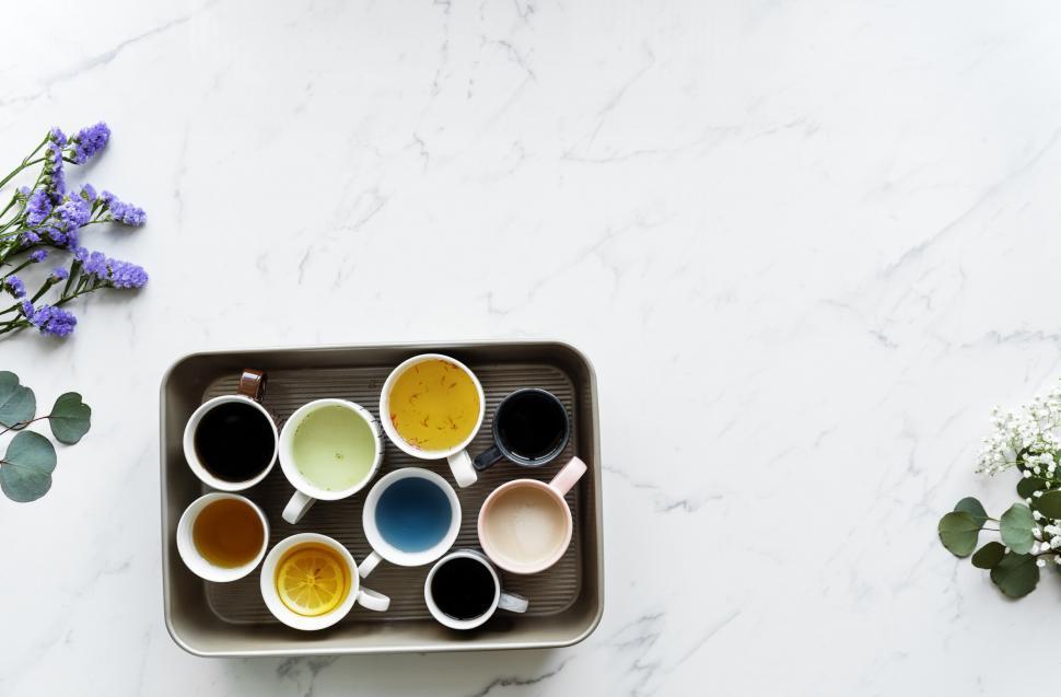 Free Image of Flay lay of a tray full of beverages in various cups and mugs 