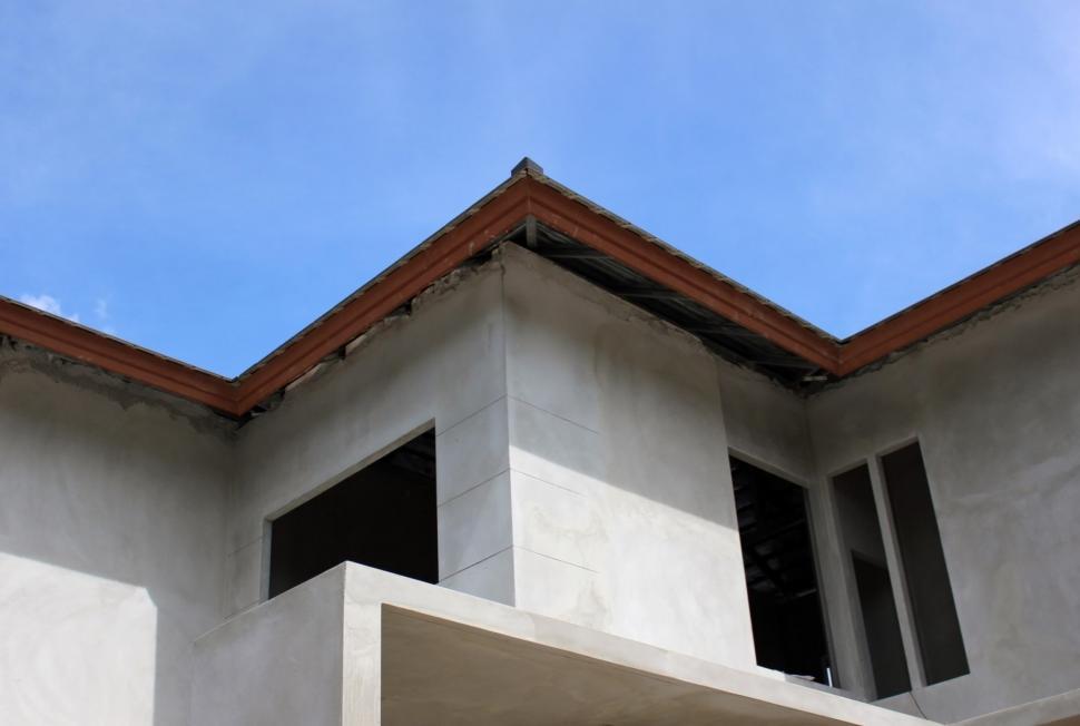 Free Image of Shell of a newly constructed house against a blue sky background  