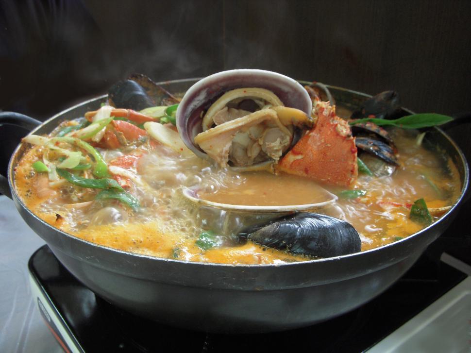 Free Image of Seafood soup in hot pot 