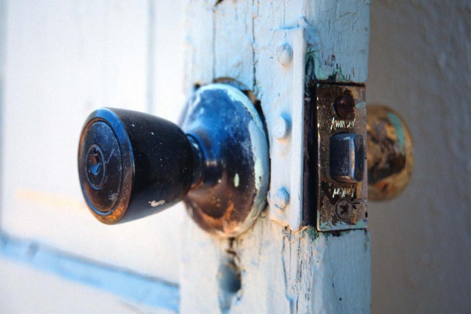 Free Image of Weathered door knob 
