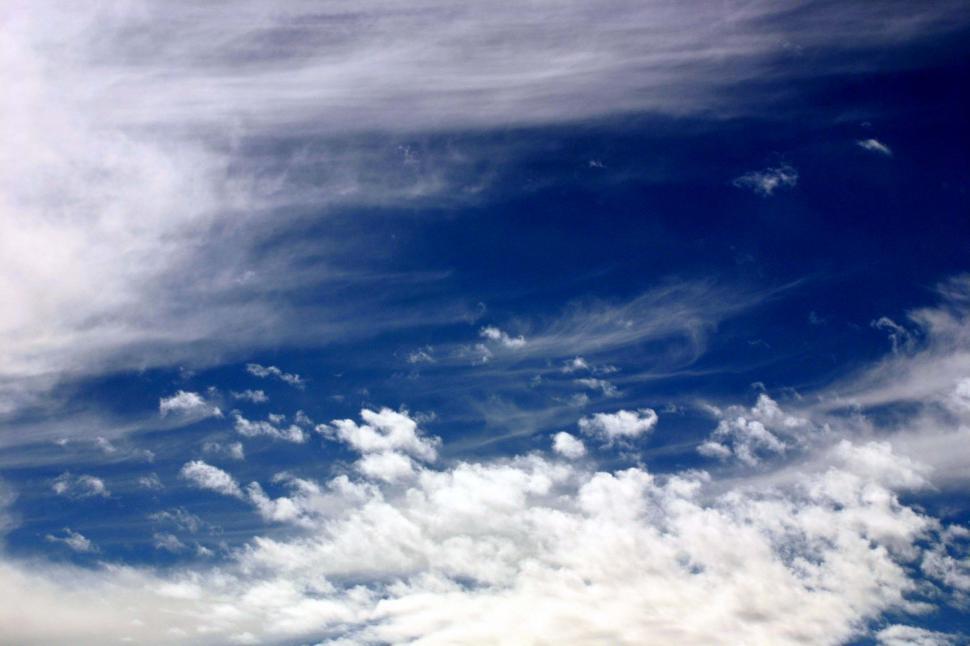 Free Image of Various white clouds 