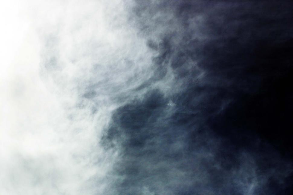 Free Image of Gray blue sky with white cloud 